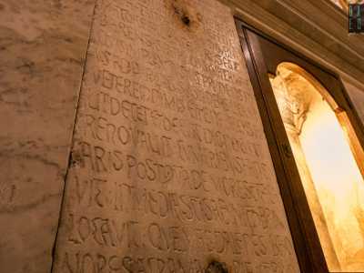 Sulla destra invece si narra di quando Angelario da Canosa port� le ossa a Bari
